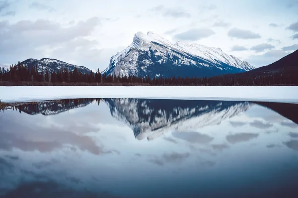 Uma Bela Foto Monte Rundle Banff Refletindo Água Canadá — Fotografia de Stock