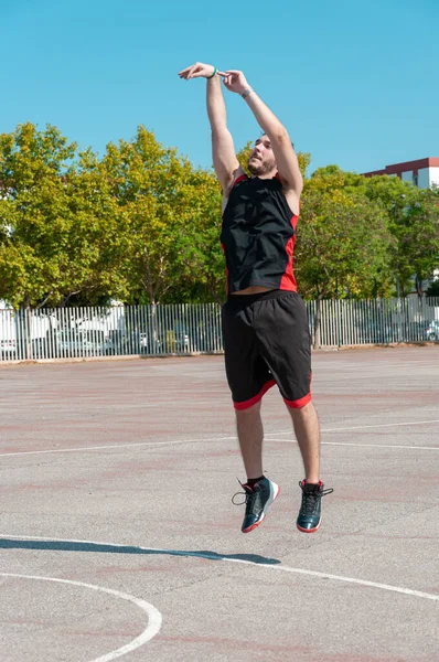 Gros Plan Jeune Homme Imitant Jouer Basket Par Une Journée — Photo