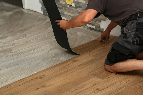 Low Angle Shot Worker Installing New Set Vinyl Tiles Floor — Stock Photo, Image