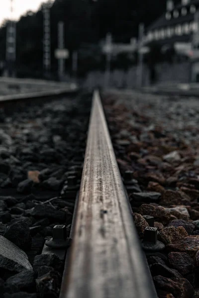 Tiro Vertical Uma Antiga Ferrovia Enferrujada Lastro — Fotografia de Stock