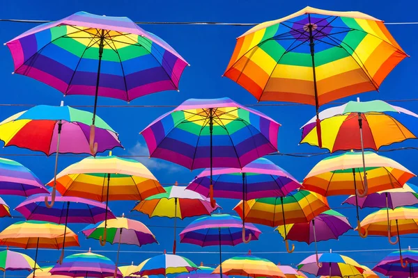 Regenbogenfarbene Regenschirme Hängen Vor Dem Hintergrund Eines Blauen Himmels — Stockfoto