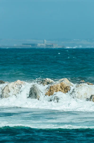 Las Olas Del Océano Estrellan Contra Las Rocas — Foto de Stock