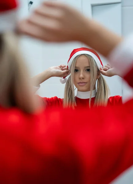 Una Joven Hembra Pelo Rubio Posando Disfraz Santa Claus Arreglando — Foto de Stock