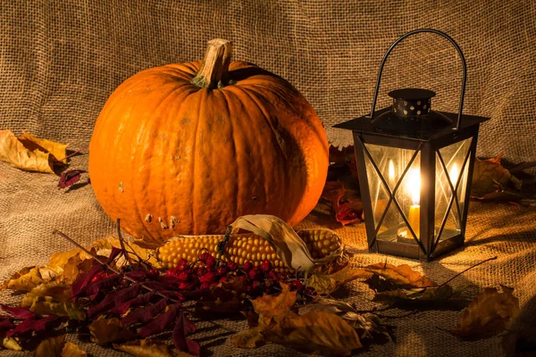 Ein Reifer Kürbis Ein Leuchter Und Dekorative Herbstblätter Auf Sacktuch — Stockfoto