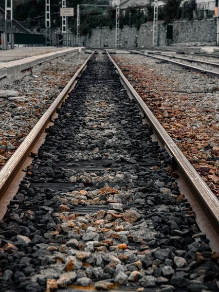 Egy Függőleges Felvétel Egy Rozsdás Vasúti Sínről Ballaszton — Stock Fotó