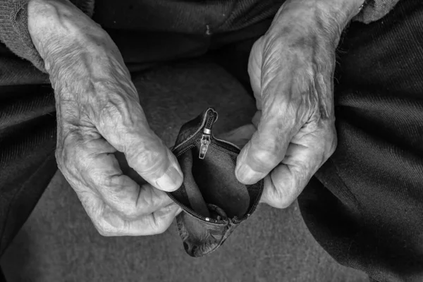 Tiro Tons Cinza Homem Mais Velho Segurando Uma Bolsa Vazia — Fotografia de Stock