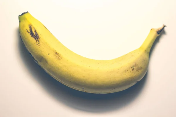 Крупный План Одного Банана Белом Фоне — стоковое фото