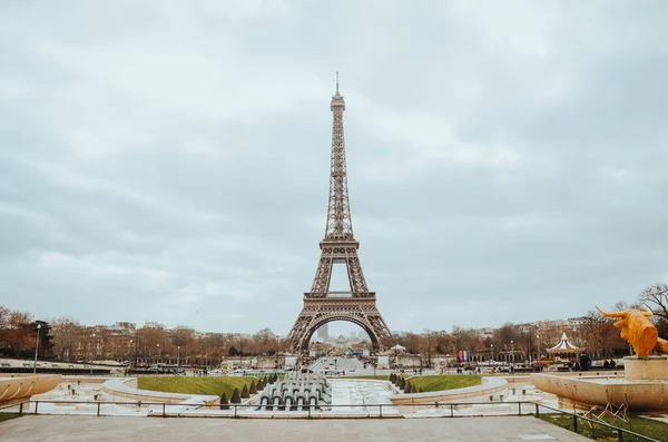Frankreich September 2020 Schöne Weitwinkelaufnahme Des Eiffelturms Paris Bei Bewölktem — Stockfoto
