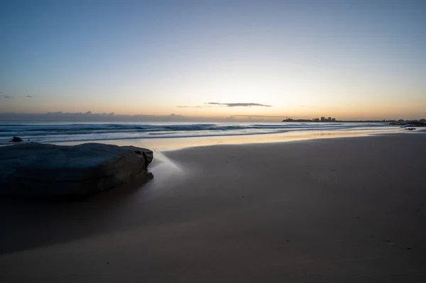 Tiro Fascinante Uma Praia Areia Fundo Pôr Sol — Fotografia de Stock