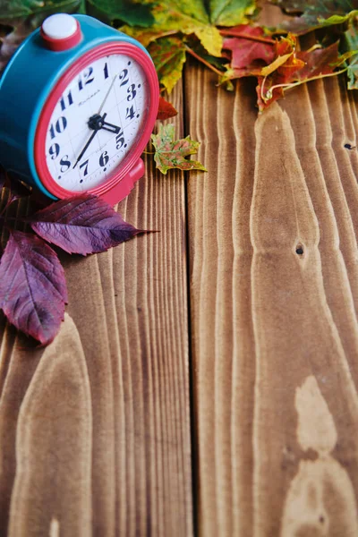 Tiro Vertical Despertador Folhas Outono Uma Mesa Madeira — Fotografia de Stock