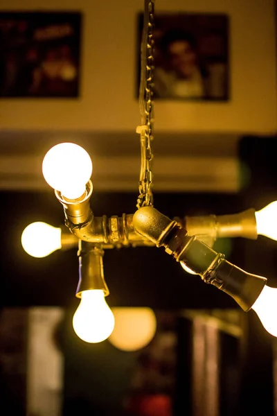 Plano Vertical Una Lámpara Vintage Iluminada —  Fotos de Stock