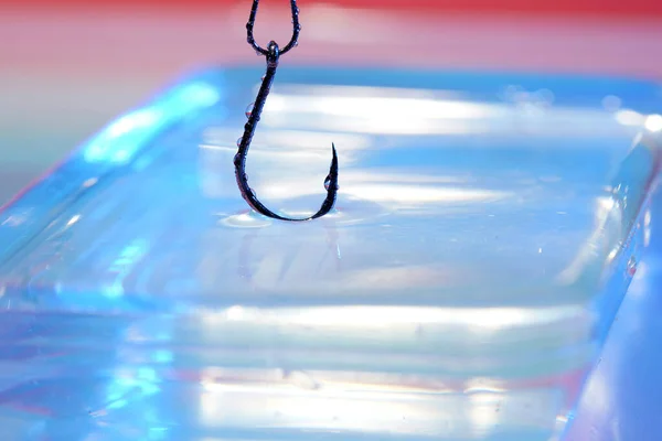 Een Close Van Een Vishaak Het Wateroppervlak Onder Lichten Met — Stockfoto