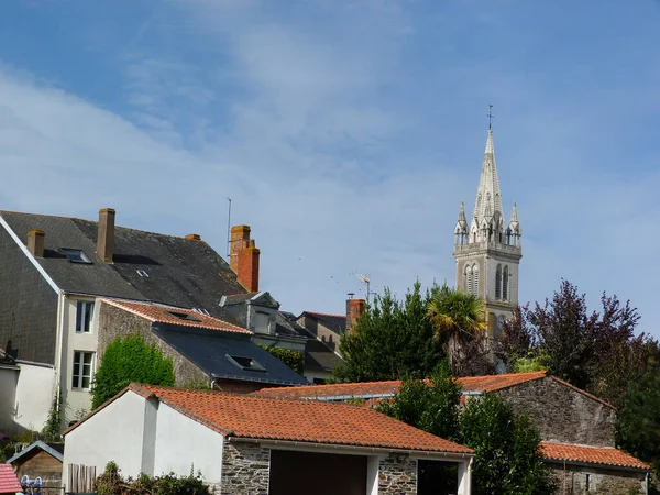 Een Close Shot Van Gebouwen Een Toren Ancenis Frankrijk — Stockfoto