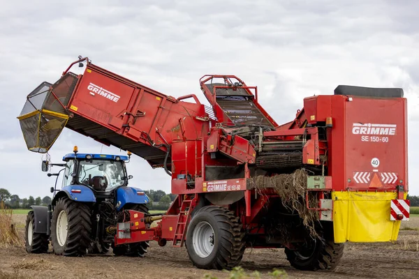 荷兰豪尔赫塞尔 2020年8月30日 在农田土壤中的拖拉机后面的一台重型马铃薯稻草机的Sideview 准备收割庄稼 农业秋季季节概念 — 图库照片
