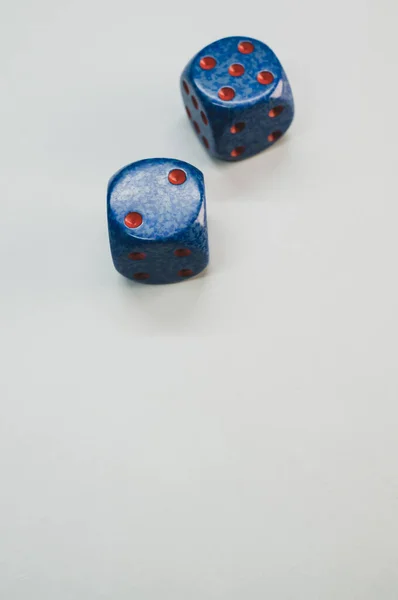 蓝色骰子在灰色背景上隔离的一个垂直的蓝色骰子 — 图库照片