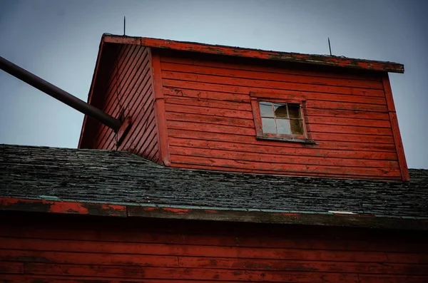 Una Toma Ángulo Bajo Dormitorio Techo Viejo Edificio Rojo Bajo —  Fotos de Stock