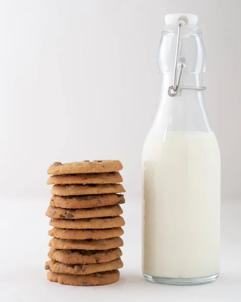 Вертикальний Знімок Стекового Печива Шоколаду Біля Пляшки Молока — стокове фото