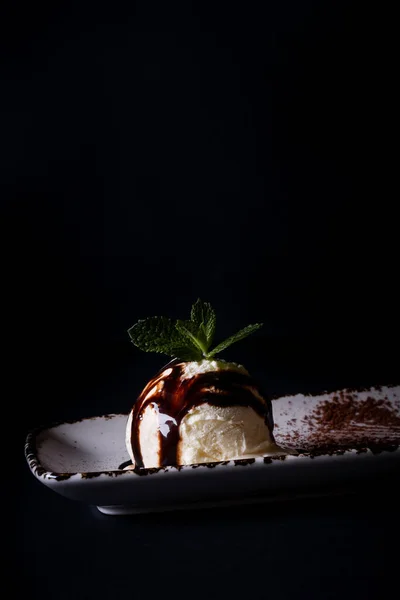 Вертикальный Снимок Ванильного Мороженого Тарелке Изолированной Черном Фоне — стоковое фото