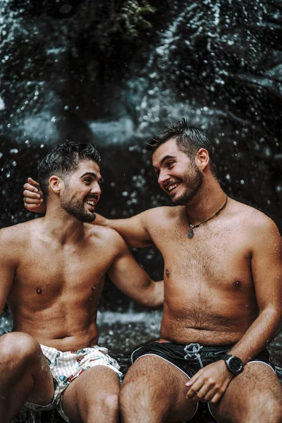 Una Felice Coppia Gay Seduta Una Roccia Vicino Una Bella — Foto Stock