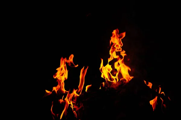Eine Atemberaubende Aufnahme Eines Lebhaft Brennenden Feuers Mit Schwarzem Hintergrund — Stockfoto