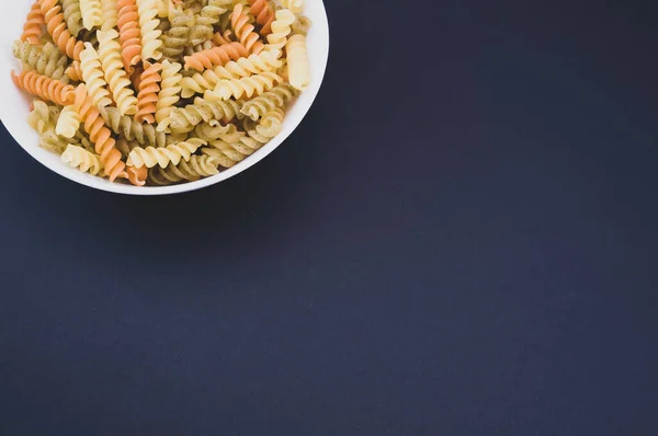 Fusilli Pasta Kom Het Zwarte Oppervlak — Stockfoto