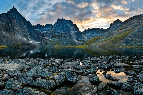 Der Grizzly Lake Tombstone Territorial Park Während Des Sonnenuntergangs Kanada — Stockfoto