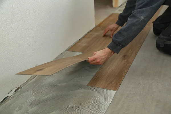 Worker Installing New Vinyl Tiles Floor House — Stock Photo, Image