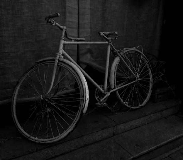 Снимок Велосипеда Оттенках Серого Улице — стоковое фото