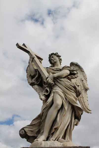 Vertical Shot Bernini Marble Statue Angel Cross Angelo Bridge Rome — Stock Photo, Image