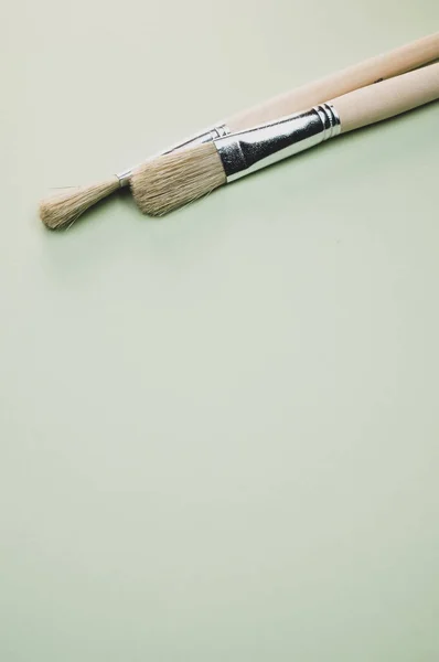 Closeup Shot Paintbrushes Green Surface — Stock Photo, Image
