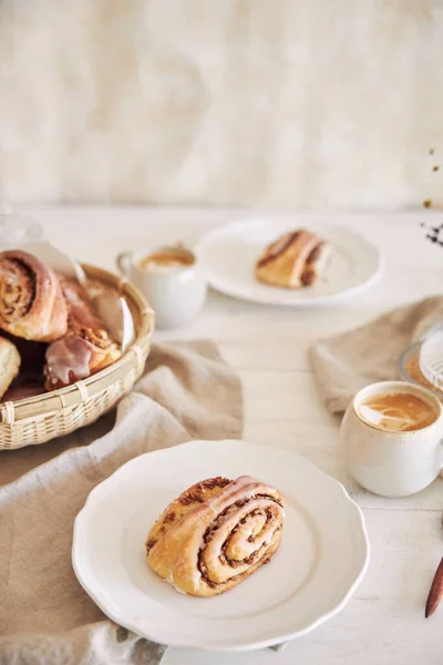 Vertikální Detailní Záběr Lahodných Nut Hlemýždi Kávou Cappuccino Bílém Dřevěném — Stock fotografie