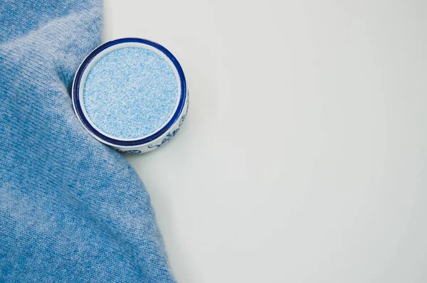 Uma Tigela Decorativa Sal Banho Colorido Uma Toalha Macia Azul — Fotografia de Stock