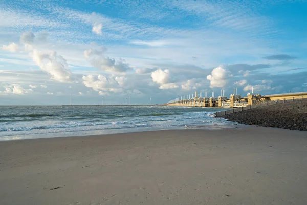 Golvende Oceaan Raakt Het Zandstrand Onder Bewolkte Hemel Geweldig Voor — Stockfoto