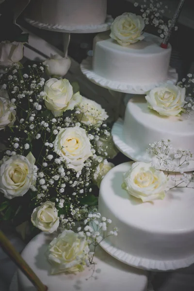 Vertical Shot Wedding Cake White Roses — Stock Photo, Image