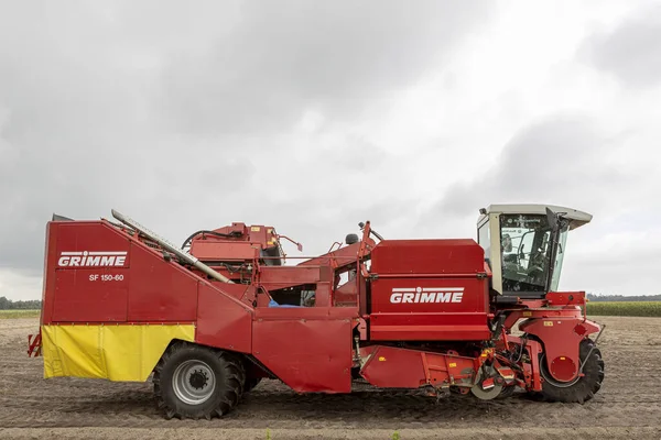 オランダの巨大なヒール 8月の30 2020 作物を収集する準備ができて農地の土壌で大規模なジャガイモの収穫者の側面図 農業秋の季節のコンセプト — ストック写真