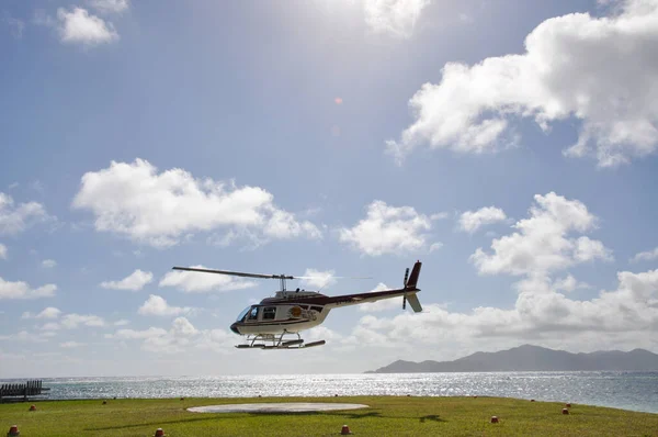 Gue Adlan Seychelles Ağustos 2010 Çimen Helikopter Pisti Olan Tropikal — Stok fotoğraf