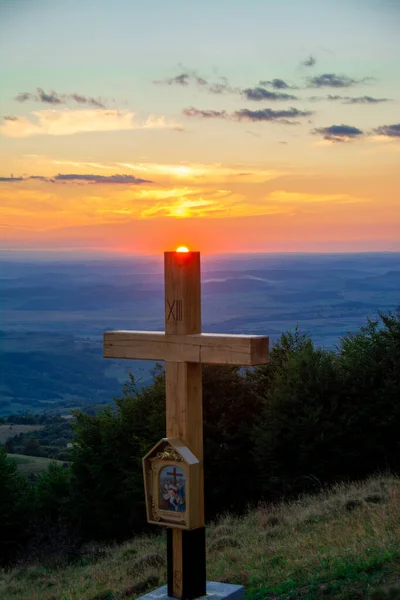 Schöne Aussicht Auf Eine Landschaft Mit Einem Holzkreuz Bei Sonnenuntergang — Stockfoto