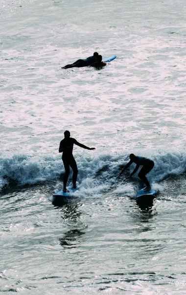Vertikální Záběr Tří Surfařů Surfujících Vlnách Atlantského Oceánu Zajatých Ericeiře — Stock fotografie