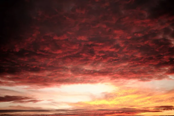 Μια Όμορφη Θέα Του Κόκκινου Συννεφιασμένου Ουρανού — Φωτογραφία Αρχείου