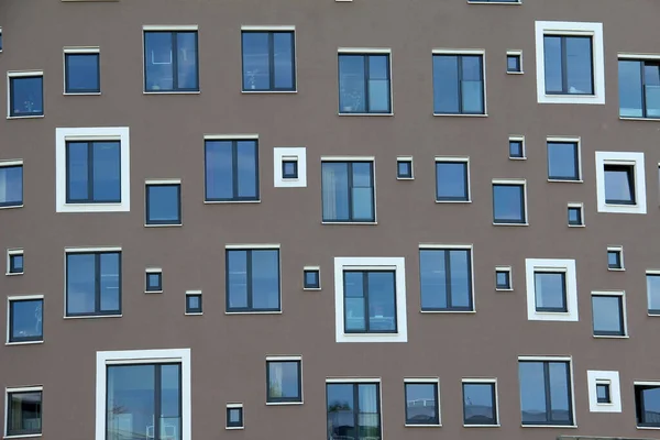 窓が抽象的な茶色のモダンな建物 — ストック写真