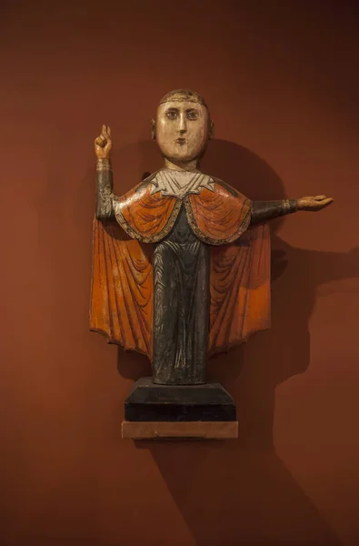 Fotografie Verticală Unei Sculpturi Din Lemn Sfântului Paraschevi Din Iconiu — Fotografie, imagine de stoc