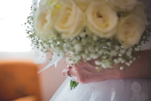 Eine Nahaufnahme Einer Braut Mit Einem Brautstrauß — Stockfoto