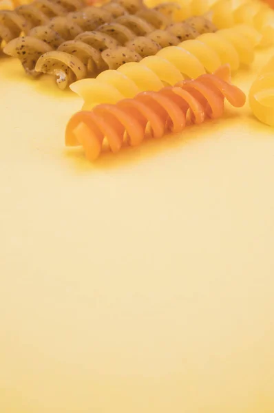 意大利生意大利面食 配以西红柿和罗勒 — 图库照片