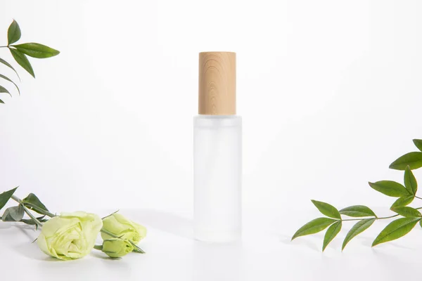 Eine Einzelne Hautpflegeflasche Auf Weißem Hintergrund Mit Rosa Und Grünen — Stockfoto