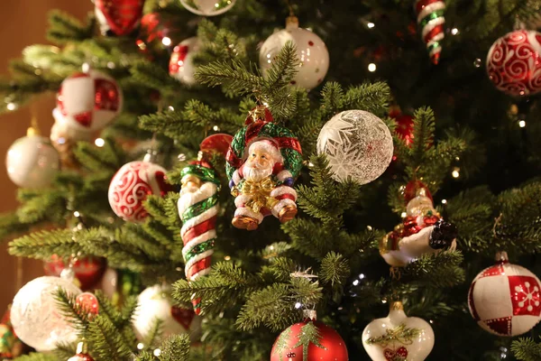 Detailní Záběr Krásně Navržených Ornamentů Vánoční Stromek — Stock fotografie