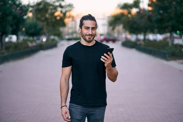 Uomo Caucasico Che Tiene Telefono Cammina Nel Parco — Foto Stock