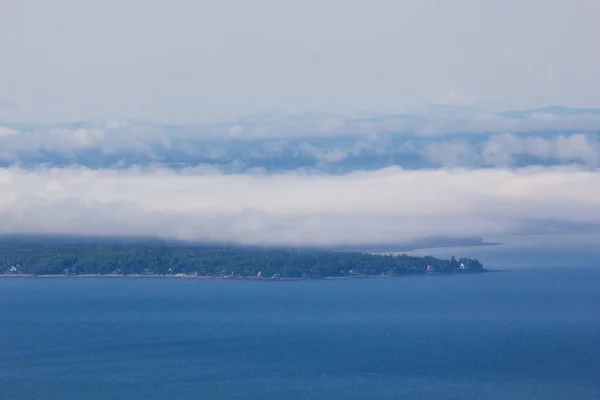 Una Toma Aérea Una Hermosa Isla Mar Bajo Cielo Nublado — Foto de Stock