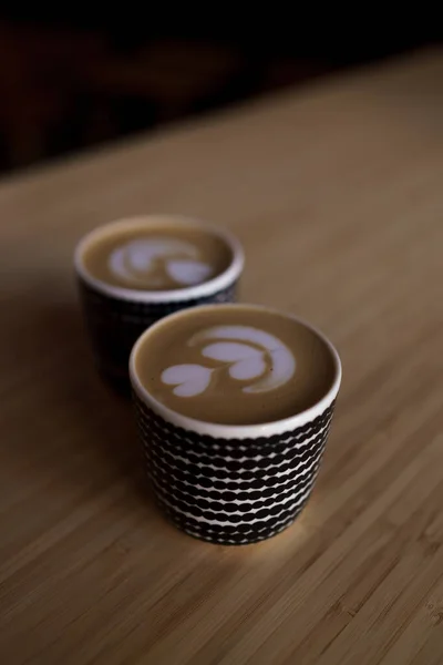 Colpo Verticale Due Tazze Delizioso Cappuccino Caldo Sul Tavolo Con — Foto Stock