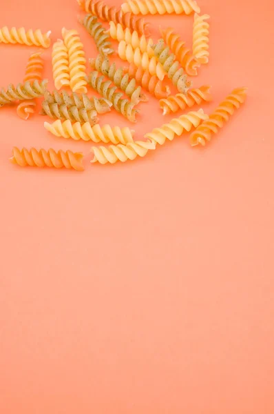 Primer Plano Pasta Fusilli Superficie Naranja — Foto de Stock