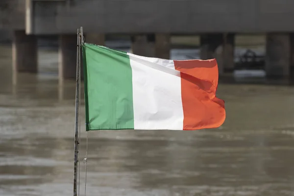 Primo Piano Una Bandiera Italiana Sventolata Con Uno Sfondo Sfocato — Foto Stock